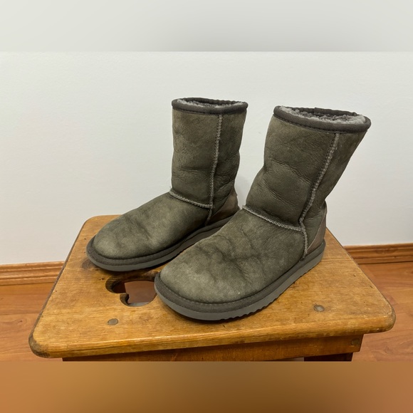 UGG Classic Short Boot - Picture 1 of 8